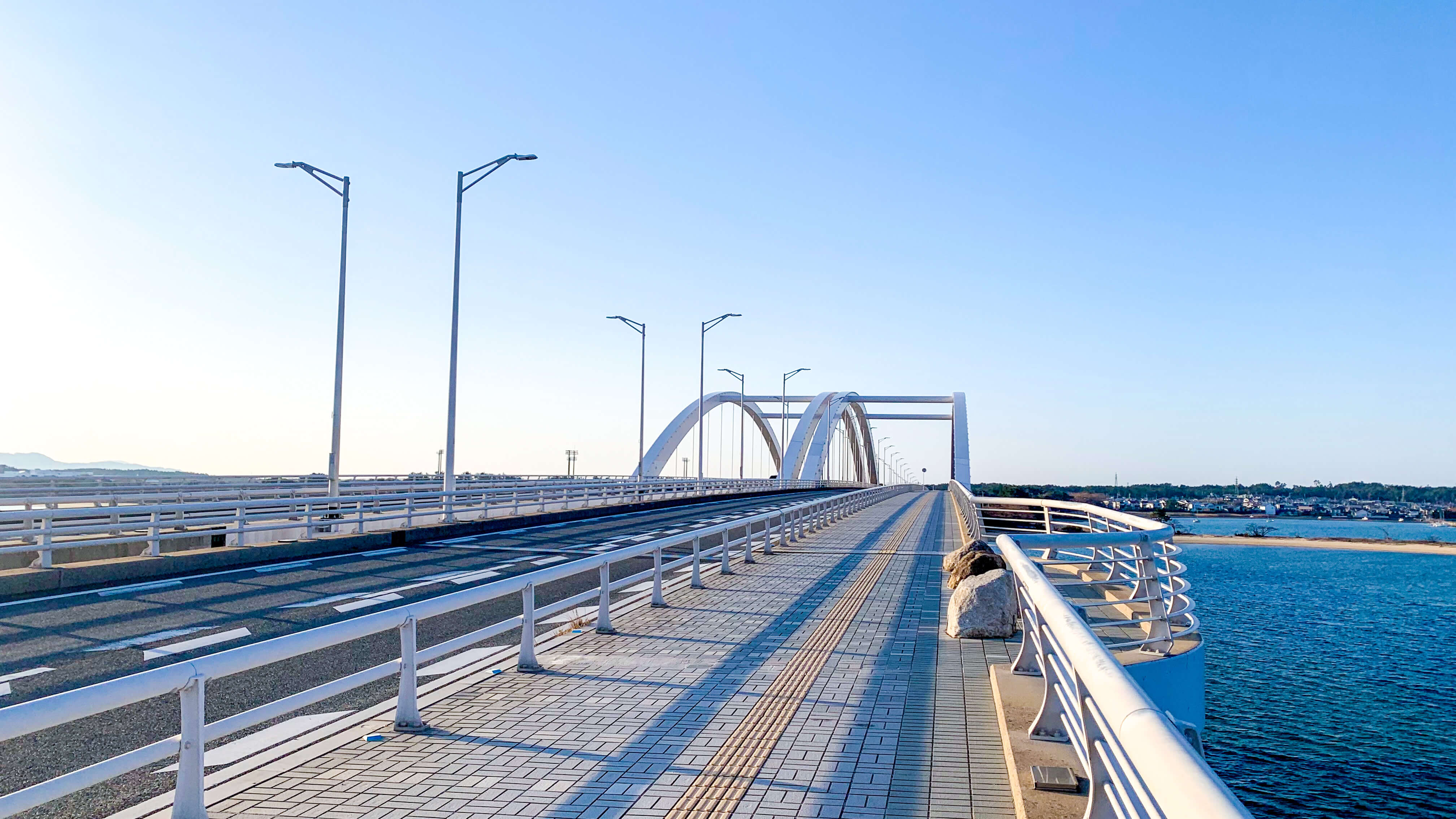 海の中道大橋、または事故の記憶を象徴する静かな写真